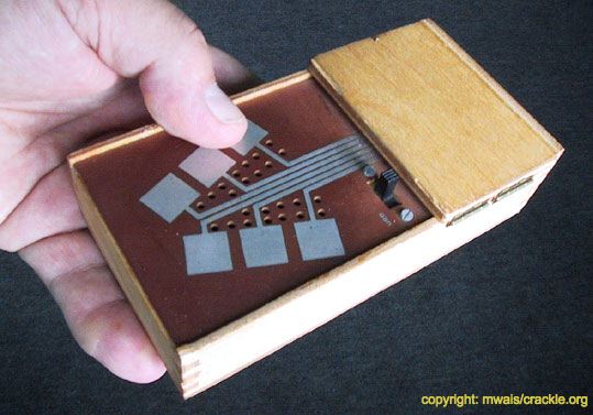 Kraakdoos ansambel: delavnica izdelovanja lastnega sintetizatorja crackle box